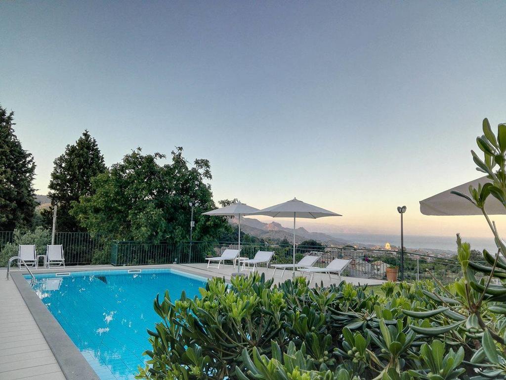 Villa Capogrecale - Piscina Riscaldata بيديمونتي إتنيو المظهر الخارجي الصورة